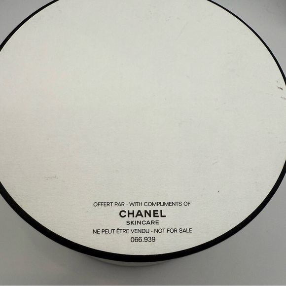 New! Chanel Gold Leather brooch limited to Europe - Picture 7 of 9